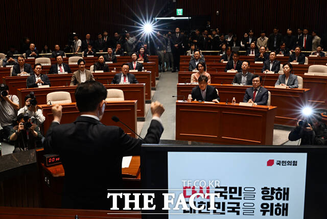 김문수 국민의힘 대선후보가 11일 오후 서울 여의도 국회에서 열린 의원총회에 참석해 인사말을 하며 두 주먹을 쥐어보이고 있다.