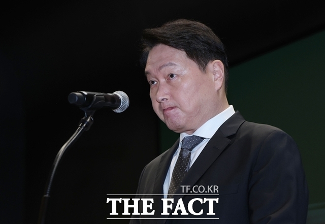 최태원 SK그룹 회장이 지난 7일 오전 서울 중구 SK텔레콤 T타워 SUPEX홀에서 SK텔레콤의 해킹 사고와 관련해 대국민 사과를 하고 있다. /뉴시스