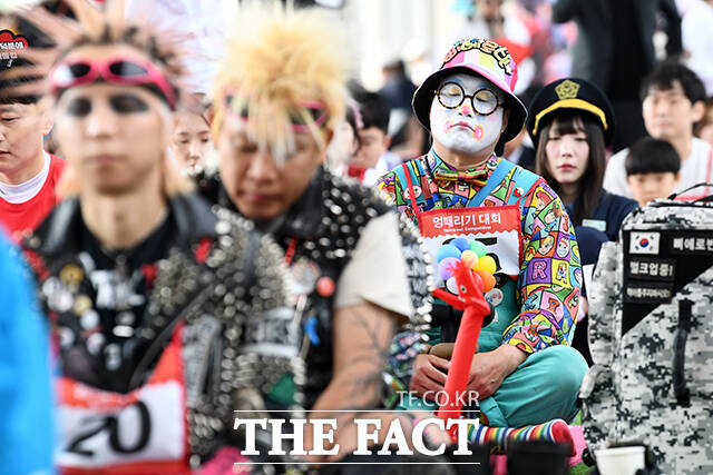 멍 때리는 참가자들