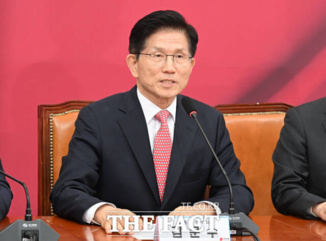 김문수 국민의힘 대선후보가 11일 오후 서울 여의도 국회에서 열린 중앙선거대책위원회 회의에 참석해 모두 발언하고 있다. /국회=이새롬 기자