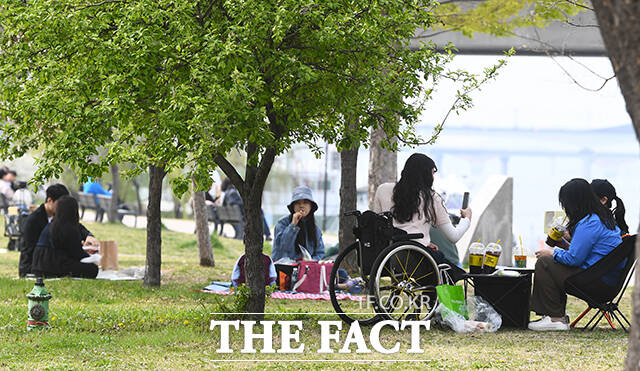 제21대 대통령선거 운동이 시작되는 월요일인 12일은 전국이 대체로 맑겠다. 내륙을 중심으로 낮과 밤의 기온차가 15도 내외로 크겠으니 건강관리에 유의할 필요가 있겠다./서예원 기자