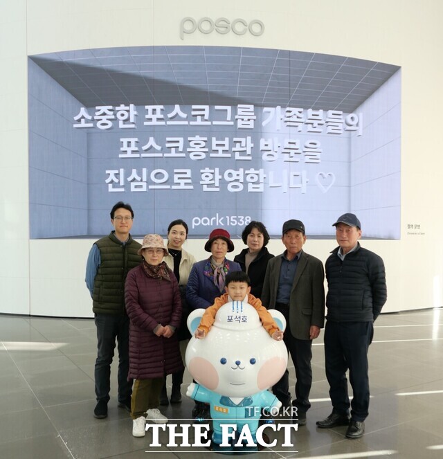 포스코 포항제철소가 운영 중인 가족 초청 사내 견학 프로그램이 큰 인기를 끌고 있다. /포스코