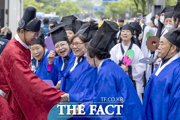 대전 대덕구가 10일 대덕구 대표 역사 인물인 동춘당 송준길 선생의 사상과 업적을 톺아보는 제28회 동춘당문화제를 성황리에 마무리했다. 최충규 대덕구청장(사진 왼쪽)이 문정공 시호봉송행렬에 앞서 행렬에 참가하는 시민들과 인사를 나누고 있다./대덕구