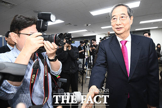 한덕수 대통령선거 예비후보가 11일 오전 서울 영등포구 맨하탄21빌딩에 마련된 선거 사무소에서 입장을 발표하고 있다. /서예원 기자