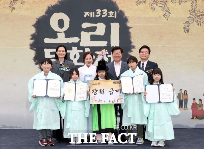 (뒷줄 왼쪽부터) 김남희 국회의원(광명을), 윤영식 문화원장, 박승원 광명시장, 이지석 광명시의장이 제33회 오리문화제 도전! 청렴 골든벨 수상자들과 기념사진을 촬영하고 있다. /광명시