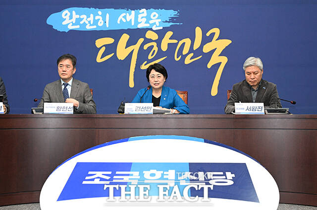 조국혁신당 고위 핵심 당직자에게 성희롱·추행을 당한 A 씨는 사건 이후 당의 늑장 대응이 또 다른 상처였다고 주장했다.