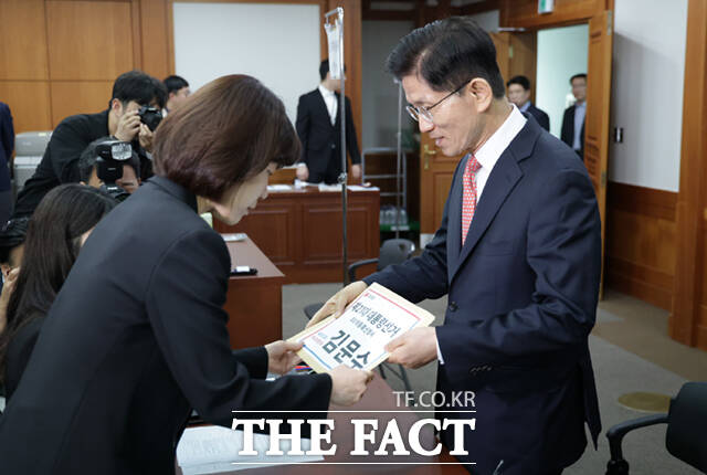김문수 국민의힘 대선 후보가 11일 오전 경기 과천 중앙선거관리위원회에서 제21대 대통령 선거 후보자 등록을 하고 있다.