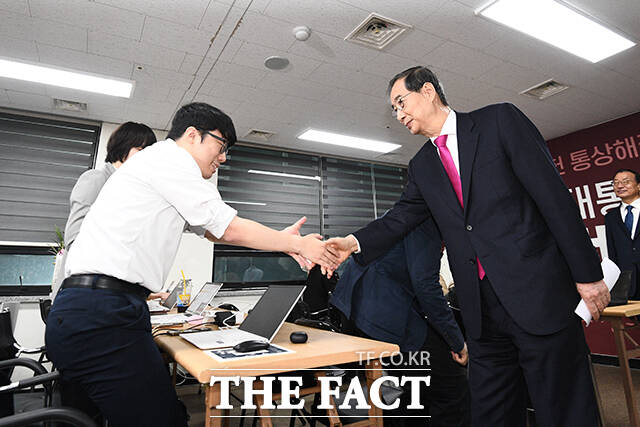 한덕수 대통령선거 예비후보가 11일 오전 서울 영등포구 맨하탄21빌딩에 마련된 선거 사무소에서 입장을 발표하고 있다. /서예원 기자