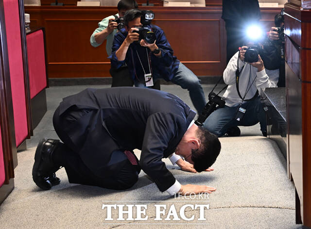 김문수 국민의힘 대선후보가 11일 오후 서울 여의도 국회에서 열린 의원총회에 참석해 의원들을 향해 큰절하고 있다. /국회=이새롬 기자