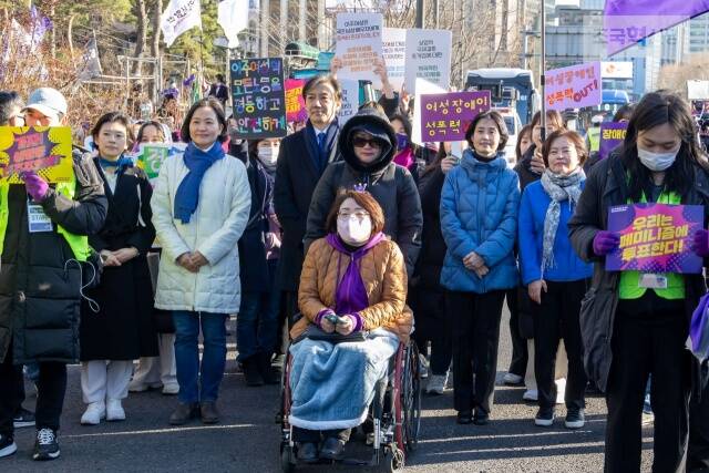 A 씨는 혁신당을 향해 젠더 감수성은 선택이 아닌 책임이라고 강조했다. 지난해 3월 열린 세계여성의날 기념 한국여성대회에 참석한 조국 전 대표와 혁신당 의원들의 모습. /조국혁신당