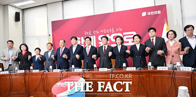 김문수 국민의힘 대선후보가 11일 오후 서울 여의도 국회에서 열린 중앙선거대책위원회 회의에 참석해 공동선대위원장 등 참석자들과 기념촬영하고 있다.