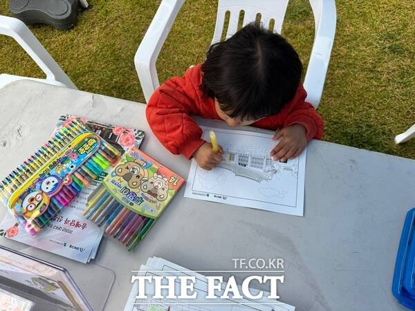 대덕구민 어린이가 10일 중리동 송애당에서 열린 봄날 작은 음악회에서 송애당 엽서 꾸미기 체험 프로그램을 진행하고 있다. /대덕구