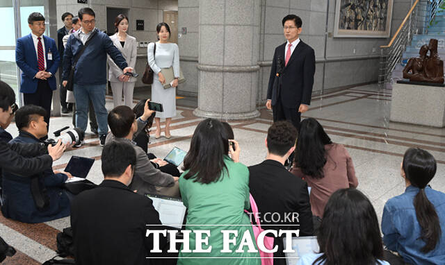 김문수 국민의힘 대선 후보가 11일 오전 경기 과천 중앙선거관리위원회에서 제21대 대통령 선거 후보자 등록을 하고 있다.