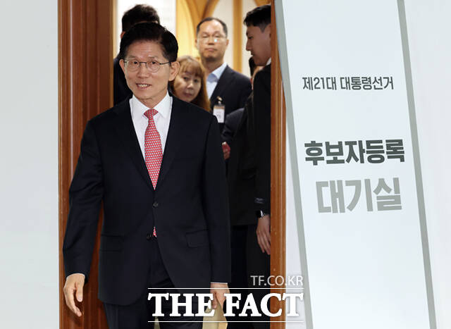 김문수 국민의힘 대통령 후보가 법원에 제기한 대통령 후보자 취소 효력 정지 가처분 신청이 취하됐다. 사진은 김문수 국민의힘 대선 후보가 11일 오전 경기 과천 중앙선거관리위원회에서 제21대 대통령 선거 후보자 등록을 하고 있는 모습. /과천=이새롬 기자