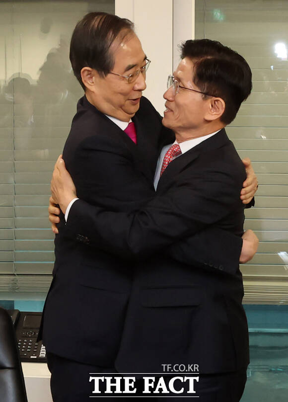 김문수 국민의힘 대선후보(오른쪽)와 한덕수 전 국무총리가 11일 서울 여의도 국민의힘 대선후보 사무실에서 만나 포옹하고 있다. /이새롬 기자