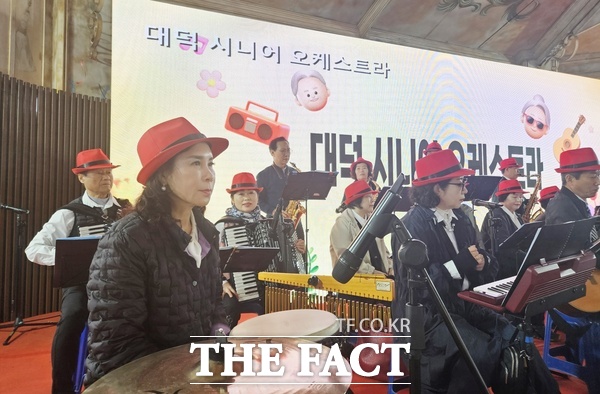 대덕시니어오케스트라단이 10일 유성구 온천문화축제장에서 열린 유성 실버페스티발 경연대회에서 20명이 출연해 장려상을 수상했다. 사진은 공연 진행 모습./대덕구노인종합복지관