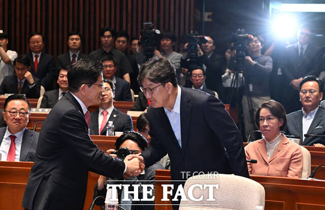 김문수 국민의힘 대통령 후보가 권성동 원내대표 교체설을 일축했다. 사진은 김 후보가 11일 오후 서울 여의도 국회에서 열린 의원총회에 참석해 권 원내대표와 악수하는 모습. /국회=이새롬 기자