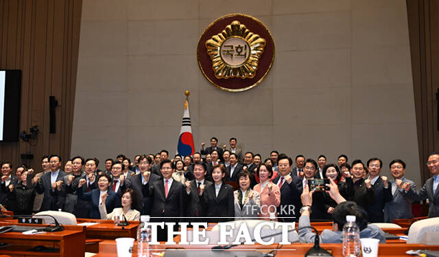 김문수 국민의힘 대선후보가 11일 오후 서울 여의도 국회에서 열린 의원총회에 참석해 의원들과 대선 승리를 기원하며 기념촬영하고 있다. /이새롬 기자