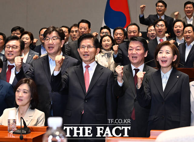 우여곡절 끝에 김문수 국민의힘 대선 후보가 기호 2번을 지켜내면서 국민의힘 단일화를 둘러싼 사태가 일단락됐다. 김 후보가 후보교체를 추진한 당 지도부에 책임을 묻지 않겠다고 하면서 급한 불은 껐지만 불편한 동거가 시작됐다. /이새롬 기자