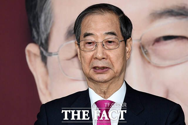 한덕수 대통령선거 예비후보가 11일 오전 서울 영등포구 맨하탄21빌딩에 마련된 선거 사무소에서 입장을 발표하고 있다. /서예원 기자