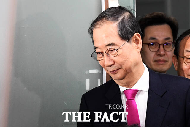한덕수 대통령선거 예비후보가 11일 오전 서울 영등포구 맨하탄21빌딩에 마련된 선거 사무소에서 입장을 발표하고 있다. /서예원 기자
