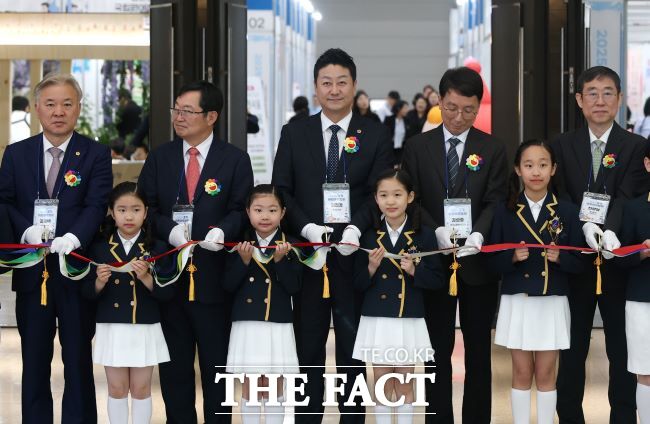 김진경 경기도의회 의장이 지난 9일 수원컨벤션센터에서 열린 경기 어린이박람회 개막식에서 참석들과 테이프 커팅을 하고 있다. /경기도의회