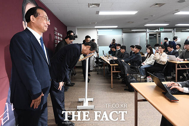 한덕수 대통령선거 예비후보가 11일 오전 서울 영등포구 맨하탄21빌딩에 마련된 선거 사무소에서 입장을 발표하고 있다. /서예원 기자