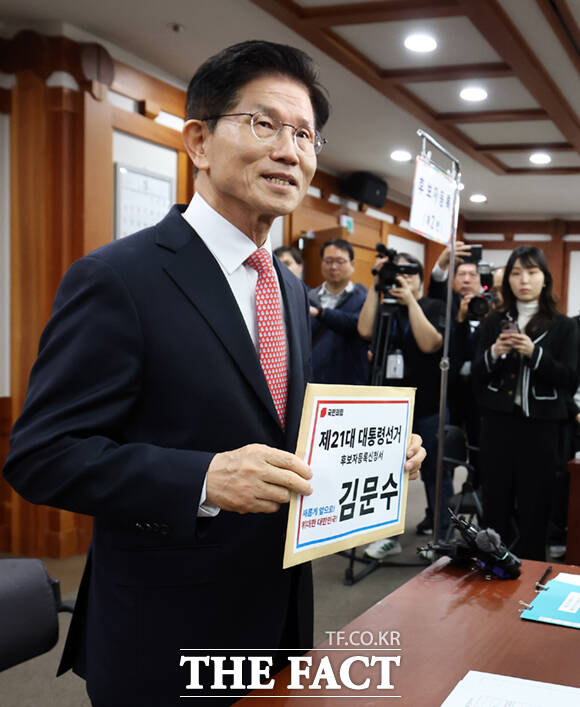 김문수 국민의힘 대선 후보가 11일 오전 경기 과천 중앙선거관리위원회에서 제21대 대통령 선거 후보자 등록을 하고 있다.
