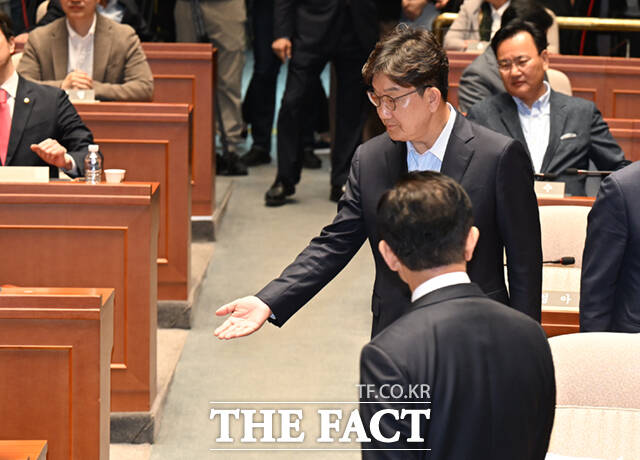 김문수 국민의힘 대선후보가 11일 오후 서울 여의도 국회에서 열린 의원총회에 참석한 가운데, 권성동 원내대표가 김 후보에게 자리를 안내하고 있다. /국회=이새롬 기자