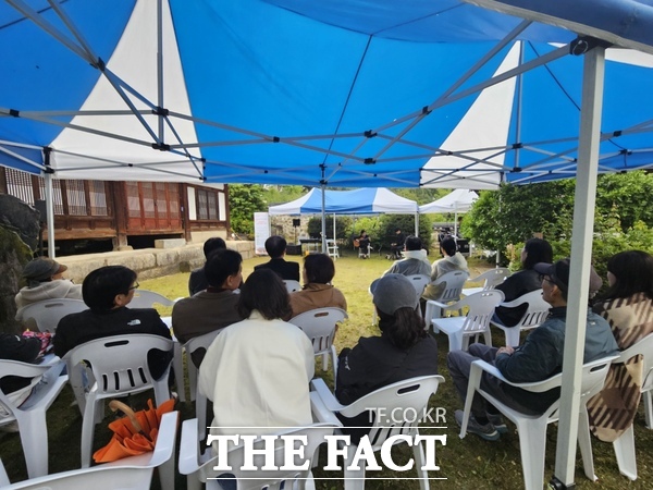 대덕구민들이 10일 중리동 송애당에서 열린 대덕문화관광재단단 봄날 작은 음악회 공연을 관람하고 있다. /대덕구