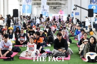  '아무것도 안 해야 우승'...2025 한강 멍때리기 대회 [TF사진관]