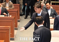  '과거는 잊고' 대선 후보 김문수 에스코트하는 권성동 [TF사진관]