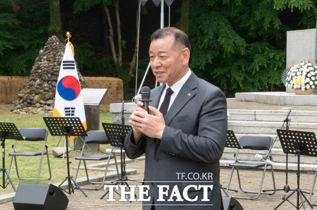 최원철 공주시장이 11일 우금치 전적에서 열린 제131주년 동학농민혁명 기념식을 통해 인사말을 하고 있다. /공주시