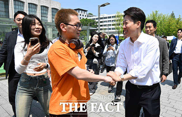 이준석 개혁신당 대선 후보가 12일 서울 서대문구 연세대학교를 방문해 학생들과 인사하고 있다.