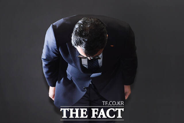 SK텔레콤(SKT) 유심(USIM·가입자 식별 모듈) 정보 유출 사태를 조사하고 있는 경찰이 해킹 배후를 추적하고 있다. 유영상 SK텔레콤 대표이사가 지난달 25일 오전 서울 중구 SKT타워에서 SK텔레콤 이용자 유심(USIM) 정보가 해커 공격으로 유출된 것과 관련해 사과하고 있다. /장윤석 기자