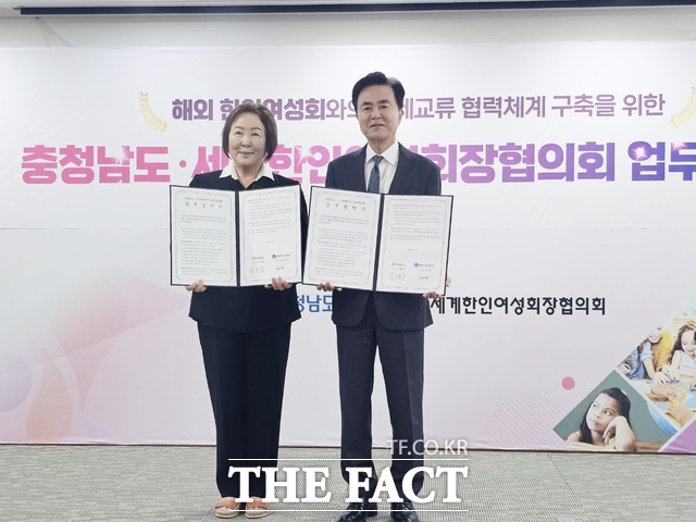 김태흠 충남도지사(오른쪽)와 조규자 세계한인여성회장협의회 총재가 12일 도청 상황실에서 제10차 세계한인여성회장단대회 공동 개최 등을 위한 업무협약을 체결하고 있다. /이정석 기자