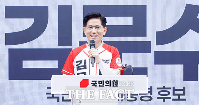 김문수 국민의힘 대선 후보가 12일 오전 서울 영등포구 여의도 국민의힘 중앙당사에서 열린 중앙선대위 임명장 수여식에서 인사말을 하고 있다. /박헌우 기자