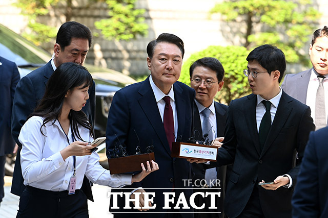 12.3 비상계엄 사태와 관련해 내란 우두머리 혐의 등으로 기소된 윤석열 전 대통령이 12일 오전 서울 서초동 서울중앙지법에서 열린 3차 공판에 출석하고 있다. /사진공동취재단