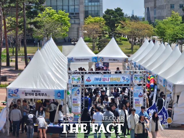 인천대학교 송도캠퍼스 야외광장에서 개최된 2025학년도 INU 유니 한마당 행사 장면. /인천대학교