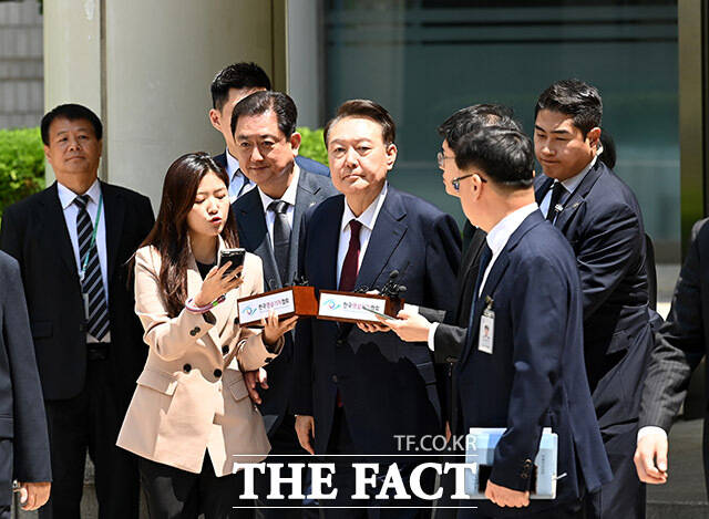 12·3 비상계엄 사태와 관련해 내란 우두머리 혐의 등으로 기소된 윤석열 전 대통령이 12일 서울 서초구 서울중앙지방법원에서 열린 3차 공판에서 오전 공판을 마치고 법원을 나서고 있다. /사진공동취재단