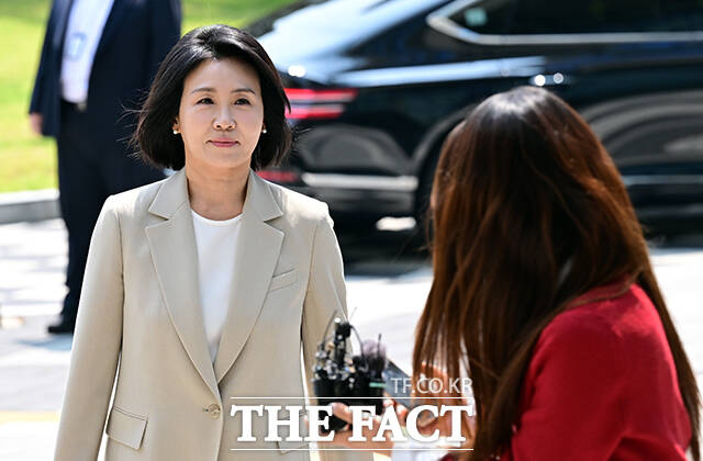 공직선거법 위반 혐의 1심에서 벌금형을 선고받은 더불어민주당 이재명 대선 후보의 아내 김혜경 씨가 12일 오후 경기 수원고법에서 열린 항소심 선고 공판에 출석하고 있다. /임영무 기자