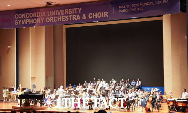 백석대와 미국 콘코디아대가 합동 콘서트에서 양교 학생들이 감동적인 협연을 선보이고 있다. /백석대학교