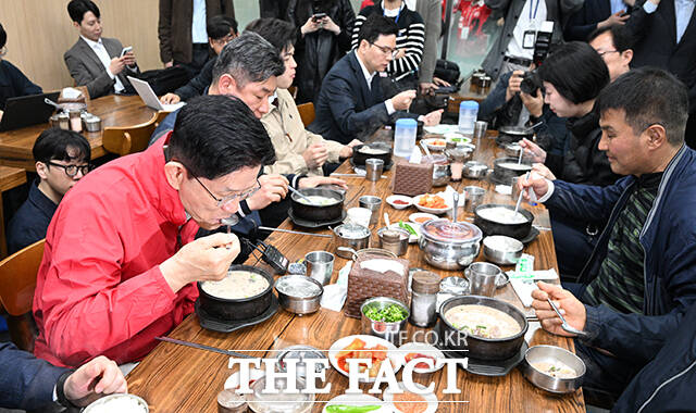 김문수 국민의힘 대선 후보가 12일 오전 서울 송파구 가락시장을 찾아 상인들과 조찬 간담회를 갖고 있다. /송파=박헌우 기자