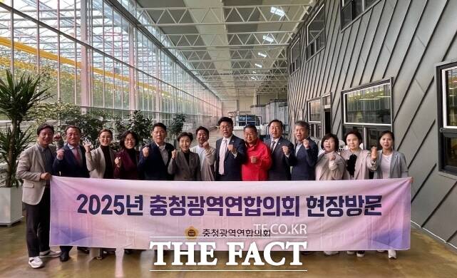 충청광역연합의회가 지난 9일 충남 부여군의 스마트농업 현장인 ‘우듬지팜을 방문하고 기념촬영을 하고 있다. /충청광역연합의회