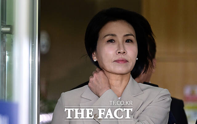공직선거법 위반 혐의로 항소심에서도 벌금 150만 원을 선고 받은 이재명 더불어민주당 대선 후보의 아내 김혜경 씨가 12일 오후 경기 수원시 수원고등법원에서 열린 항소심 선고 공판을 마친 뒤 법원을 나서고 있다. /수원=임영무 기자