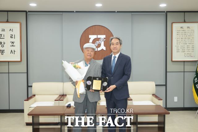 이종목 전남대학교 명예교수가 전남대학교에 발전기금을 기탁하고 있다./전남대학교