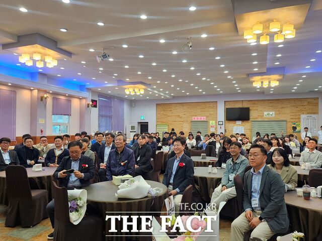 지난 10일 청양 라온웨딩홀에서 충남도립대 토지행정학과 동문들이 ‘스승의 날 기념 사은행사’를 개최하고 있다. /충남도립대