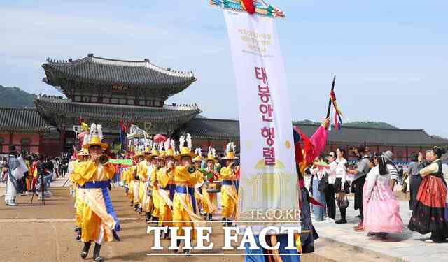 성주군은 2025 성주참외&생명문화축제를 앞두고 지난 2일 서울 경복궁과 광화문광장 일대에서 조선왕실의 장태문화를 들여다볼 수 있는 세종대왕자태실 태봉안 행차 재현 행사를 열었다. /성주군