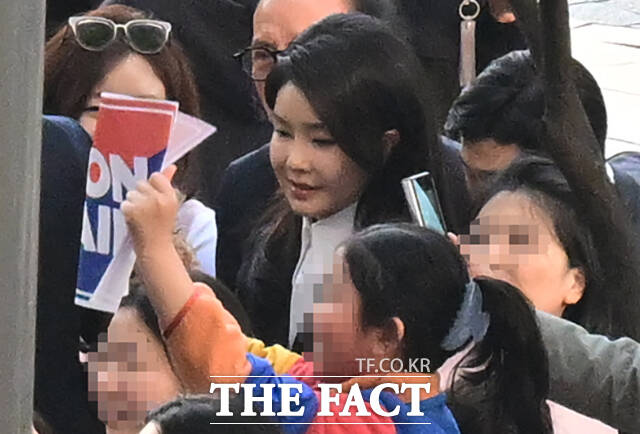 김건희 여사의 도이치모터스 주가조작 의혹 사건을 재수사하는 서울고검이 과거 이 사건을 수사했던 검사를 파견받아 본격적인 수사에 착수했다. 김건희 여사가 지난달 11일 오후 서울 용산구 한남동 관저를 떠나 사저인 서초동 아크로비스타에 도착해 주민들의 환영을 받고 있다. /임영무 기자