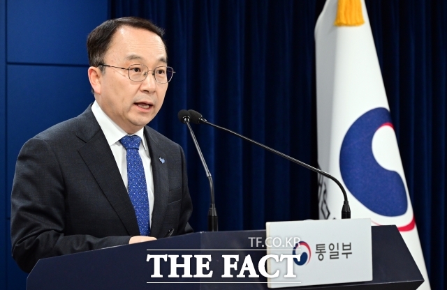 구병삼 통일부 대변인은 12일 중국과 러시아가 북한의 제재 압박을 중단해야 한다는 공동성명을 발표한 데 대해 북한의 비핵화는 국제사회의 일치된 공감대를 이루는 합의사항이라고 밝혔다. /임영무 기자